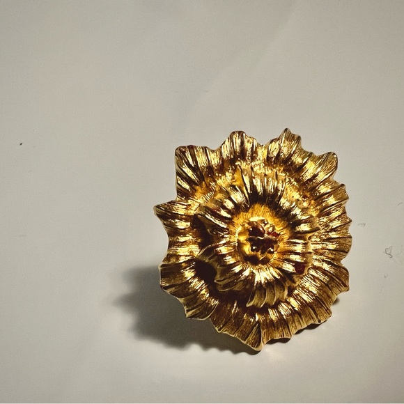 Vintage Monet Gold Tone Floral earrings - Picture 3 of 5